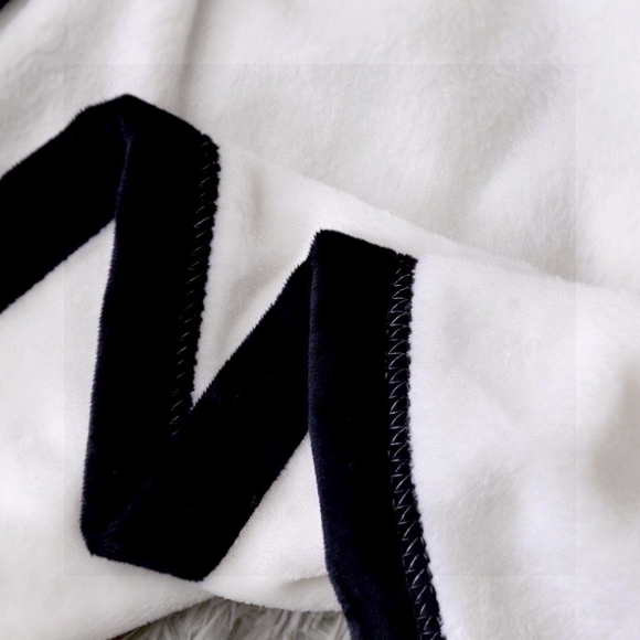 CHANEL multifunctional blanket scarf - Picture 6 of 9